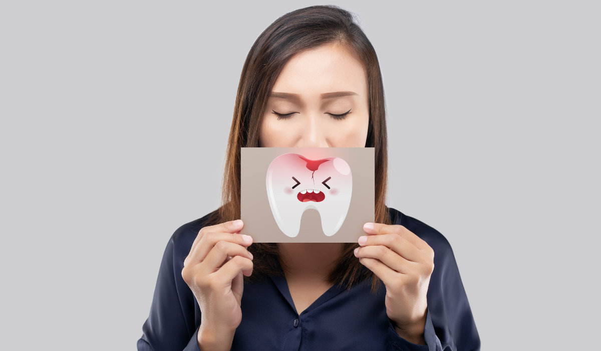 Emergency dentist in Oakville at South Oak Dental demonstrating proper tooth handling techniques